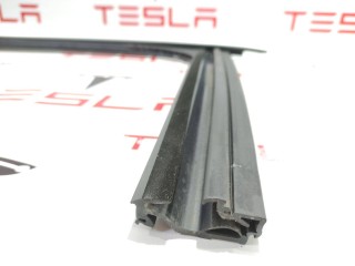 Уплотнитель стекла подъемной задней двери, ориг. номер 1487622-00-B, Tesla Model X 2015-2021