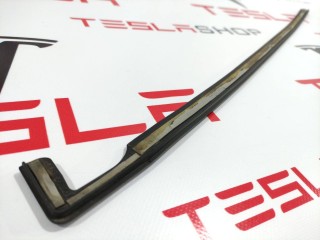 Уплотнитель подъемной задней двери, ориг. номер 1069003-00-C, Tesla Model X 2015-2021