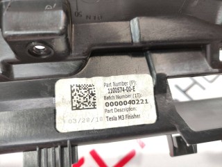 Кронштейн решетки обдува, ориг. номер 1100574-00-H, Tesla Model 3 2017-2021