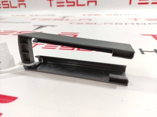 Заглушка салазки сиденья, ориг. номер 1097490-00-C, Tesla Model 3 2017-2021
