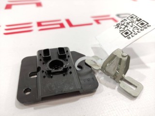 Кронштейн крепления козырька солнцезащитного, ориг. номер 1090081-00-E, Tesla Model 3 2017-2021