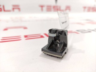 Крепление кнопки открытия крышки багажника, ориг. номер 1013417-00-B, Tesla Model S 2016-2021