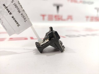 Крепление кнопки открытия крышки багажника, ориг. номер 1013417-00-B, Tesla Model S 2016-2021