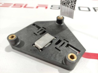 Кронштейн мотора привода люка, ориг. номер 1003242-00-A, Tesla Model S 2012-2016