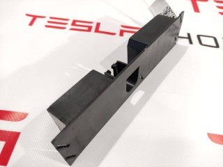 Кронштейн накладки, стойки C, ориг. номер 1002534-08-H, Tesla Model S 2012-2016