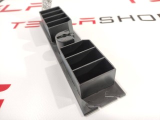 Кронштейн накладки, стойки C, ориг. номер 1002534-08-H, Tesla Model S 2012-2016