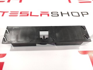 Кронштейн накладки, стойки C, ориг. номер 1002534-08-H, Tesla Model S 2012-2016