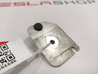 Кронштейн изолятора вторичной задвижки крышки, ориг. номер 1011693-00-A, Tesla Model S 2012-2016