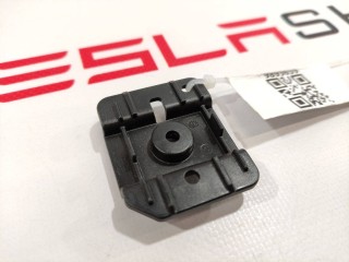 Кронштейн крепления козырька солнцезащитного, ориг. номер 1090081-00-E, Tesla Model 3 2017-2021