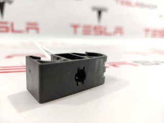Кронштейн крепления задней дренажной трубки, ориг. номер 1013843-00-A, Tesla Model S 2012-2016