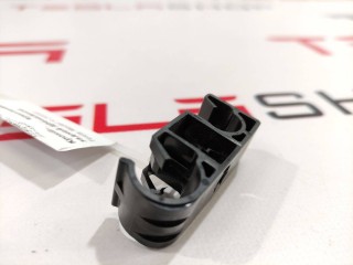 Кронштейн крепления задней дренажной трубки, ориг. номер 1013843-00-A, Tesla Model S 2012-2016
