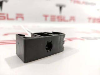 Кронштейн крепления задней дренажной трубки, ориг. номер 1013843-00-A, Tesla Model S 2012-2016