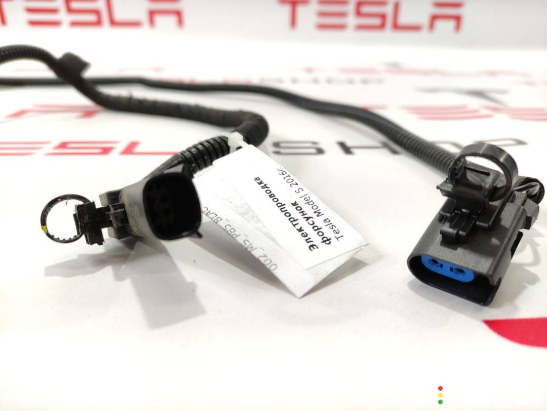 1025202-00-C Электропроводка форсунок стеклоомывателя с подогревом Tesla Model S 2016г. - фото №2