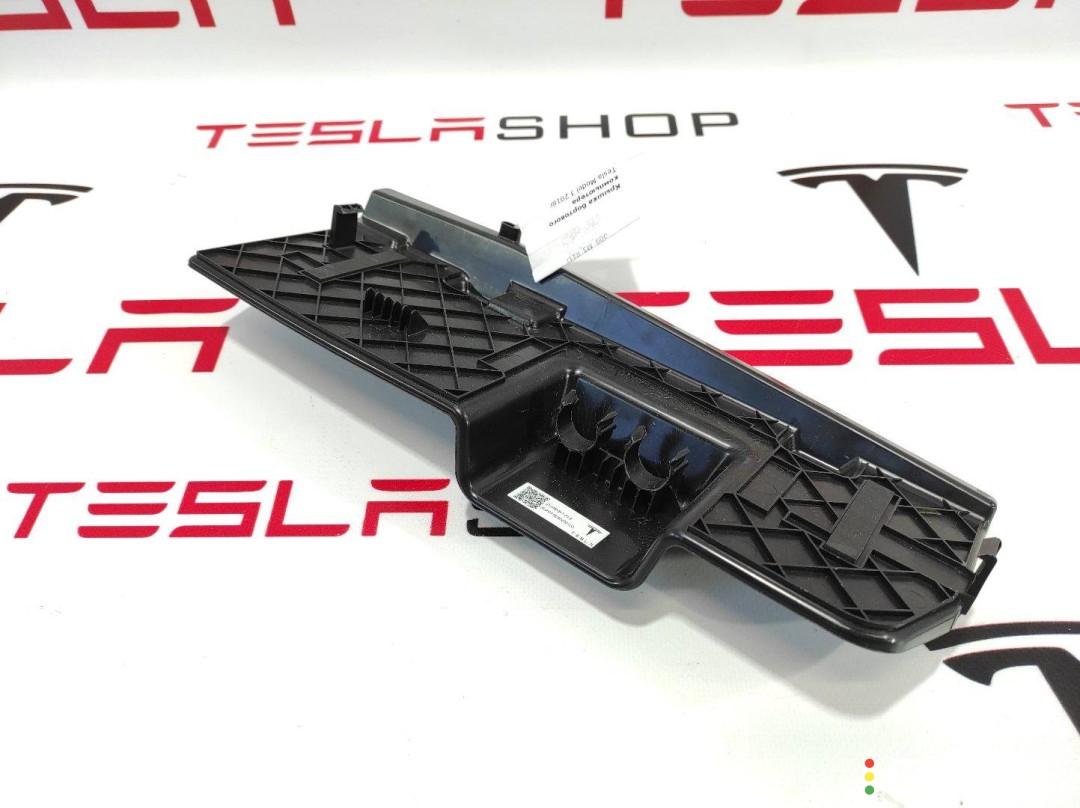 1468367-00-A Крышка бортового компьютера Tesla Model 3 2018г. - фото №1