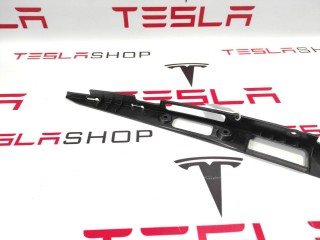 Кронштейн крепления молдинга крыши багажника, ориг. номер 1011685-01-C, Tesla Model S 2012-2016