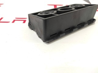 Опора под домкрат (подушка), ориг. номер 1009124-00-C, Tesla Model S 2012-2016