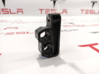 Кронштейн крепления тормозной трубки, ориг. номер 6008136-00-C, Tesla Model S 2012-2016