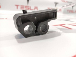 Кронштейн крепления тормозной трубки, ориг. номер 6008136-00-C, Tesla Model S 2012-2016
