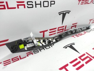 Накладка декоративная обшивки двери, ориг. номер 1035788-09-C, Tesla Model X 2015-2021