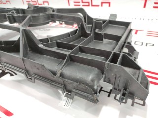 Корпус радиатора охлаждения, ориг. номер 1077081-00-D, Tesla Model 3 2017-2021