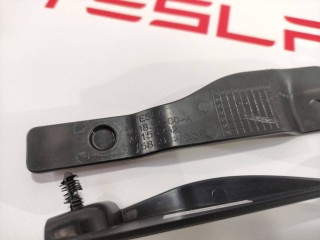 Заглушка салазки сиденья, ориг. номер 1068832-00-A, 1068833-00-A, Tesla Model X 2015-2021