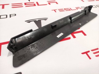 Заглушка салазки сиденья, ориг. номер 1066623-00-A, Tesla Model X 2015-2021