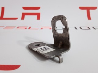 Кронштейн крепления тормозного шланга, ориг. номер 1044721-00-D, Tesla Model 3 2017-2021