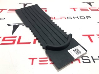 Коврик резиновый центральной консоли, ориг. номер 1058083-00-B, Tesla Model S 2016-2021