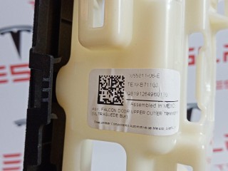 Накладка подъемной задней двери, ориг. номер 1055011-06-E, 1060411-00-A, Tesla Model X 2015-2021