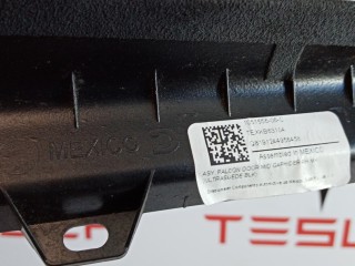 Накладка межсекционная подъемной задней двери, ориг. номер 1051556-06-C, Tesla Model X 2015-2021