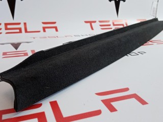 Накладка межсекционная подъемной задней двери, ориг. номер 1051556-06-C, Tesla Model X 2015-2021
