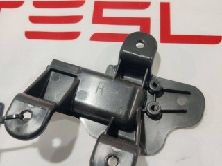 Кронштейн крепления ручки, ориг. номер 1008404-00-C, Tesla Model S 2016-2021
