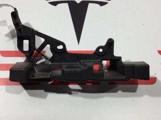 Кронштейн накладки, стойки C, ориг. номер 1056083-00-C, 1051825-00-C, Tesla Model X 2015-2021
