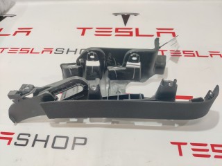 Накладка подъемной задней двери, ориг. номер 1055010-02-D, Tesla Model X 2015-2021