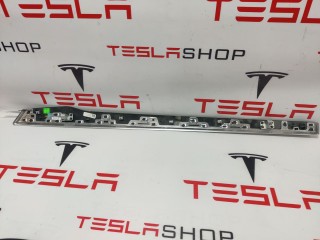 Накладка декоративная обшивки двери, ориг. номер 1036081-09-B, Tesla Model X 2015-2021