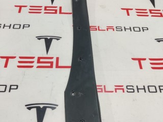 Пластик под датчик прижатия двери, ориг. номер 1042411-00-D, Tesla Model X 2015-2021