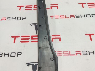 Пластик под датчик прижатия двери, ориг. номер 1042411-00-D, Tesla Model X 2015-2021