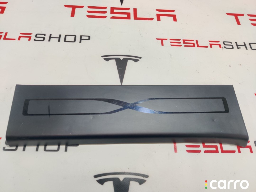 1053195-00-F Накладка дверного порога Tesla Model X 2016г. - фото №1