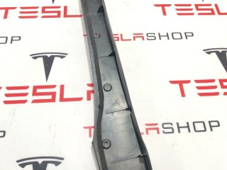 Пластик под датчик прижатия двери, ориг. номер 1042410-00-D, Tesla Model X 2015-2021