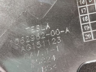Накладка хромированная 2-го ряда сидения, ориг. номер 1062962-00-B, Tesla Model X 2015-2021