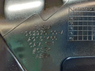 Накладка хромированная 2-го ряда сидения, ориг. номер 1062970-00-A, Tesla Model X 2015-2021