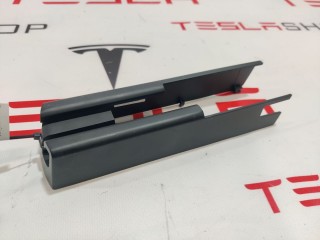 Заглушка салазки сиденья, ориг. номер 1061613-00-D, Tesla Model X 2015-2021