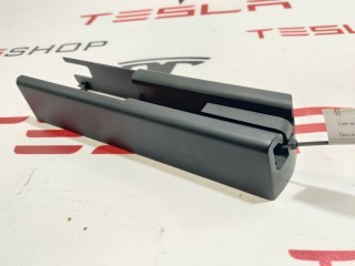 Заглушка салазки сиденья, ориг. номер 1061613-00-D, Tesla Model X 2015-2021