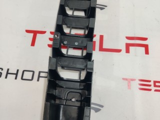 Кронштейн внешний сидений 2-го ряда, ориг. номер 1055318-00-C, Tesla Model X 2015-2021
