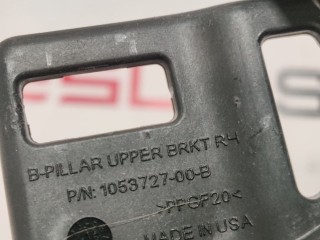 Кронштейн накладки, стойки В, ориг. номер 1053727-00-H, Tesla Model X 2015-2021