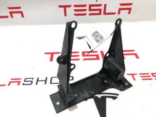 Кронштейн накладки, стойки В, ориг. номер 1052518-00-H, Tesla Model X 2015-2021