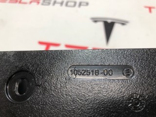 Кронштейн накладки, стойки В, ориг. номер 1052518-00-H, Tesla Model X 2015-2021