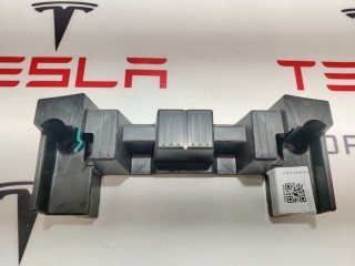 Кронштейн панели пола 2-го ряда сидений (6 мест), ориг. номер 1059716-00-D, Tesla Model X 2015-2021