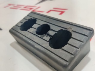 Опора под домкрат (подушка), ориг. номер 1045887-00-B, Tesla Model X 2015-2021