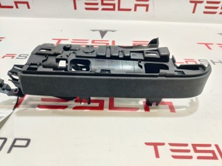 Накладка подъемной задней двери, ориг. номер 1055048-07-J, Tesla Model X 2015-2021